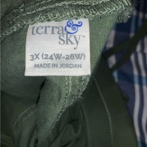 Shorts green elastic waist. Brand new never worn.